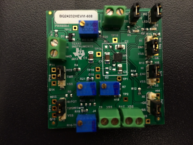 BQ24232HEVM-608 用于线性模式电池充电和电源路径管理解决方案的完整充电器评估模块 top board image