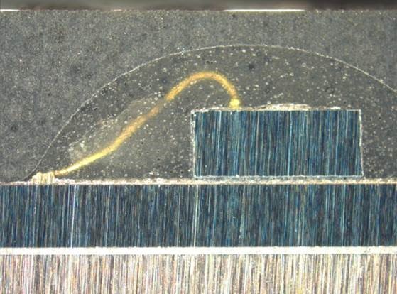  실리콘 회로에서 패키지 응력을 디커플링하여 넓은 온도 범위에서 일관되고 정확한 타이밍 성능을 지원 TI의 BAW 기술이 적용된 저계수 물질로 싸인 민감한 클록 칩의 교차 섹션.