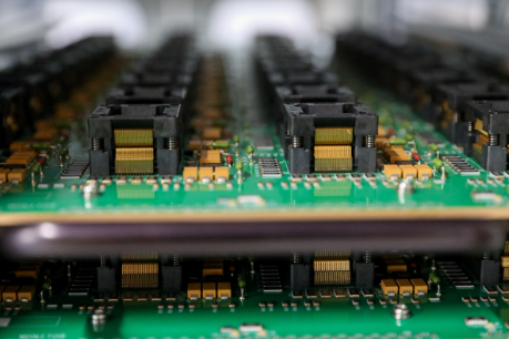  여러 패키지를 보드의 테스트 소켓에 장착한 상태로 고온에서 작동 수명을 평가하는 고온 테스트가 TI의 조립 및 테스트 시설 중 하나에서 진행 중.