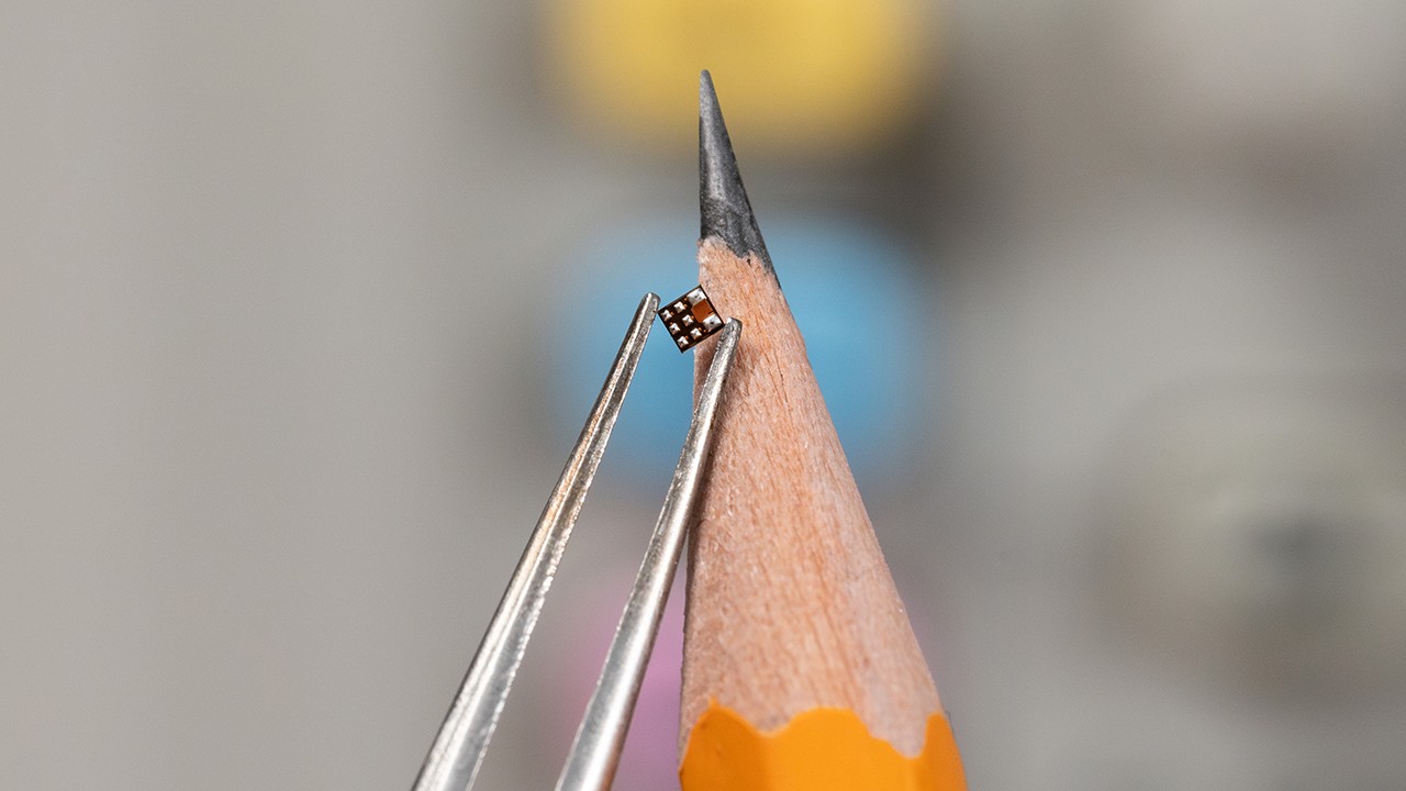  採用 EZShunt™ 封裝技術的 INA700 電流感測放大器採用 1.2mm x 1.33mm WCSP 封裝，總面積為 1.637mm2。整合式 2mΩ 銅引線架可充當分流電阻器。