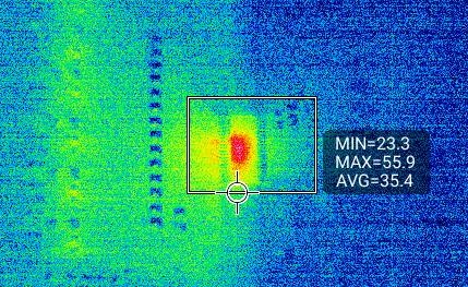  在环境温度为 25°C 且所有通道均开启时的 ISO1228 电路板温度
