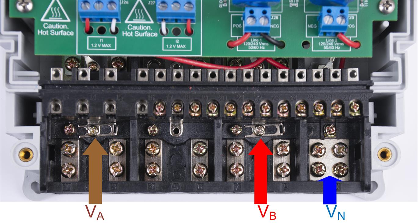 TIDA-010037 适用于双电压配置且带有测试设置连接的参考设计顶视图